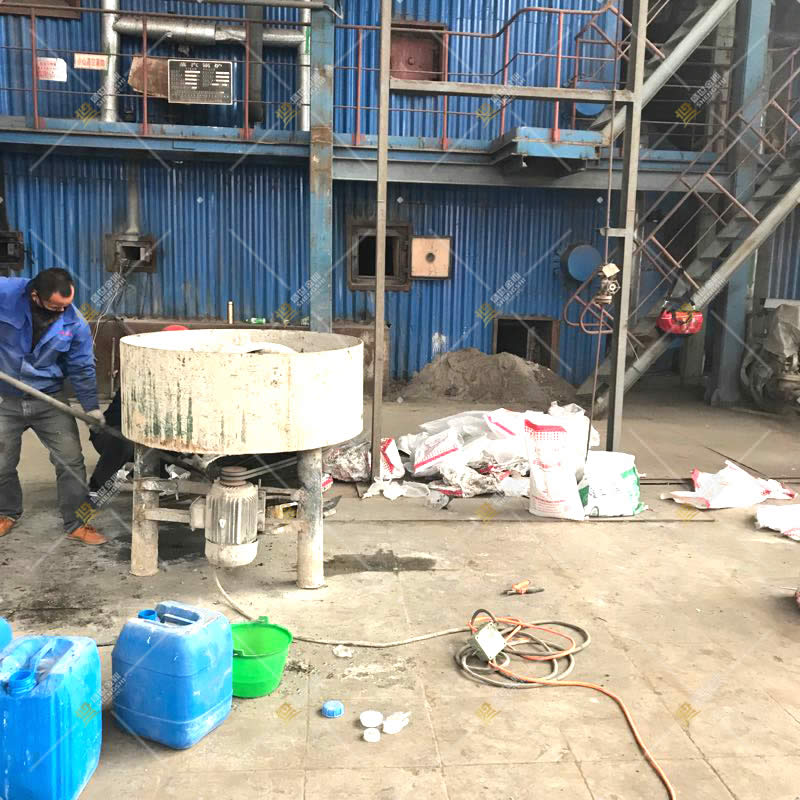 電廠(chǎng)鍋爐維修耐火可塑料拌料施工現(xiàn)場(chǎng)